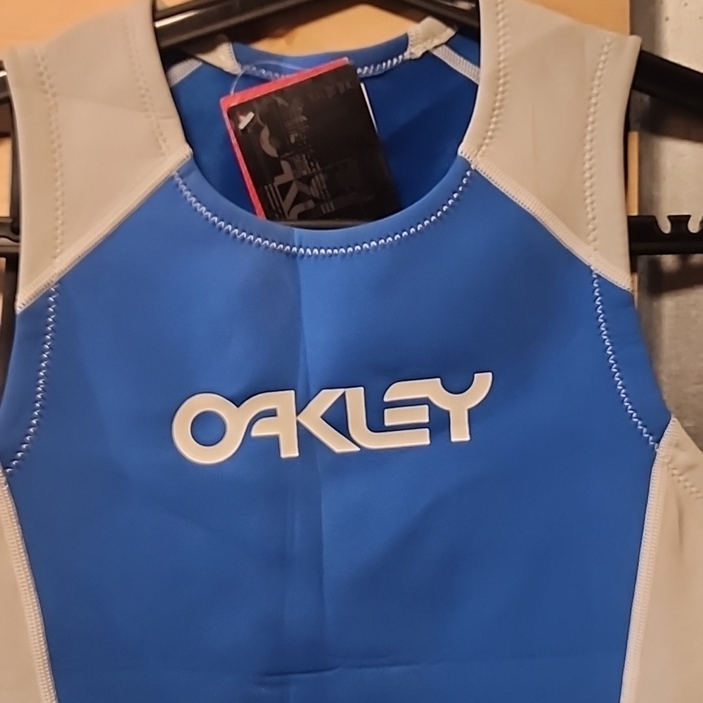 Oakley Tension Vest NEW Size Medium - Picture 3 of 5